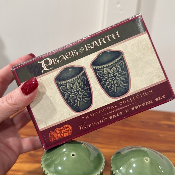 NIB Cracker Barrel Peace on Earth Traditional Collection Salt & Pepper Shakers - Picture 3 of 5